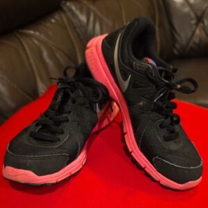Nike Women's Black and Pink Athletic Shoes